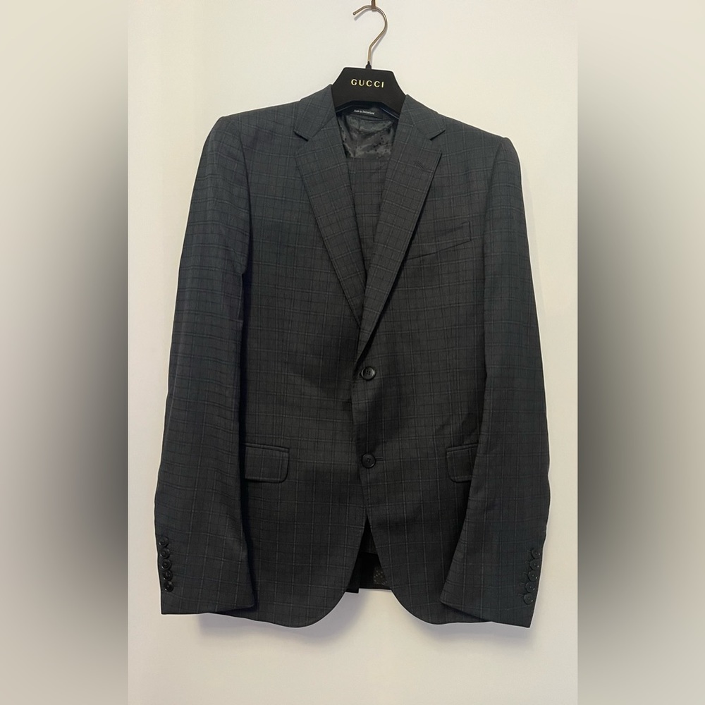Beautiful Gucci suite sz.42 worn twice